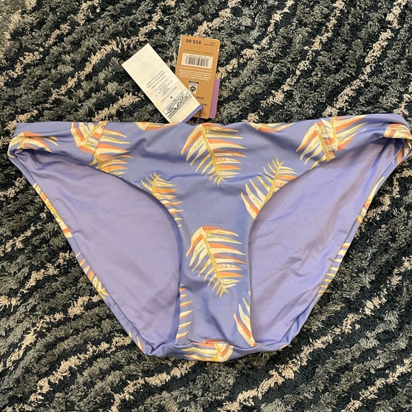 BNWT Patagonia Palms of My Heart Small: Light
Violet Blue TOP + Bottom - Picture 4 of 4